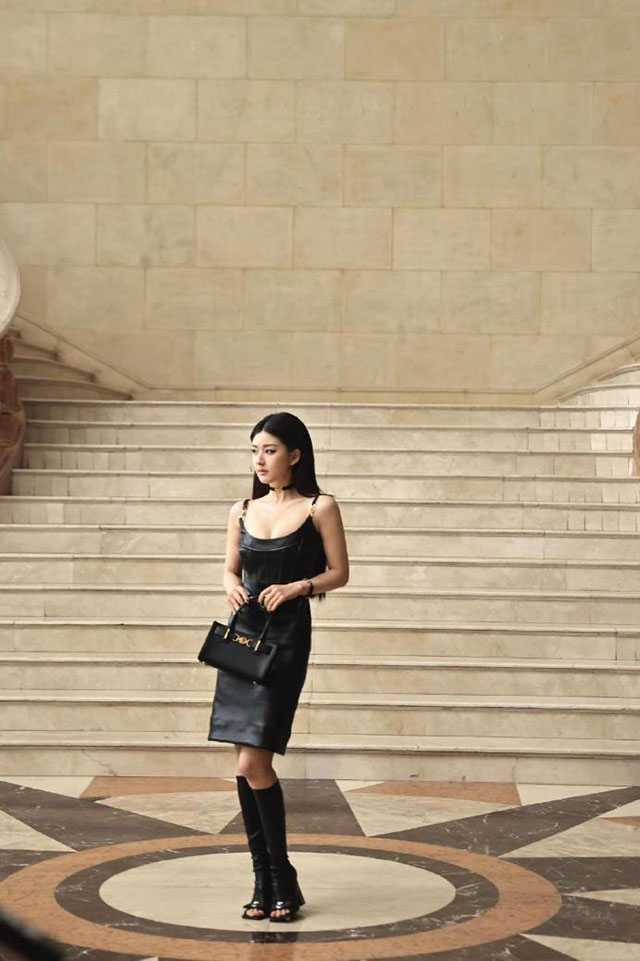 #赵露思吊带皮裙#这一套图，眼熟吗？昨天，这套图热搜叫“赵露思猫眼妆”。今天，还