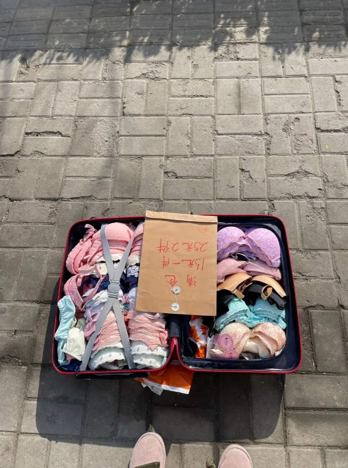 第一次出来摆摊，有点紧张