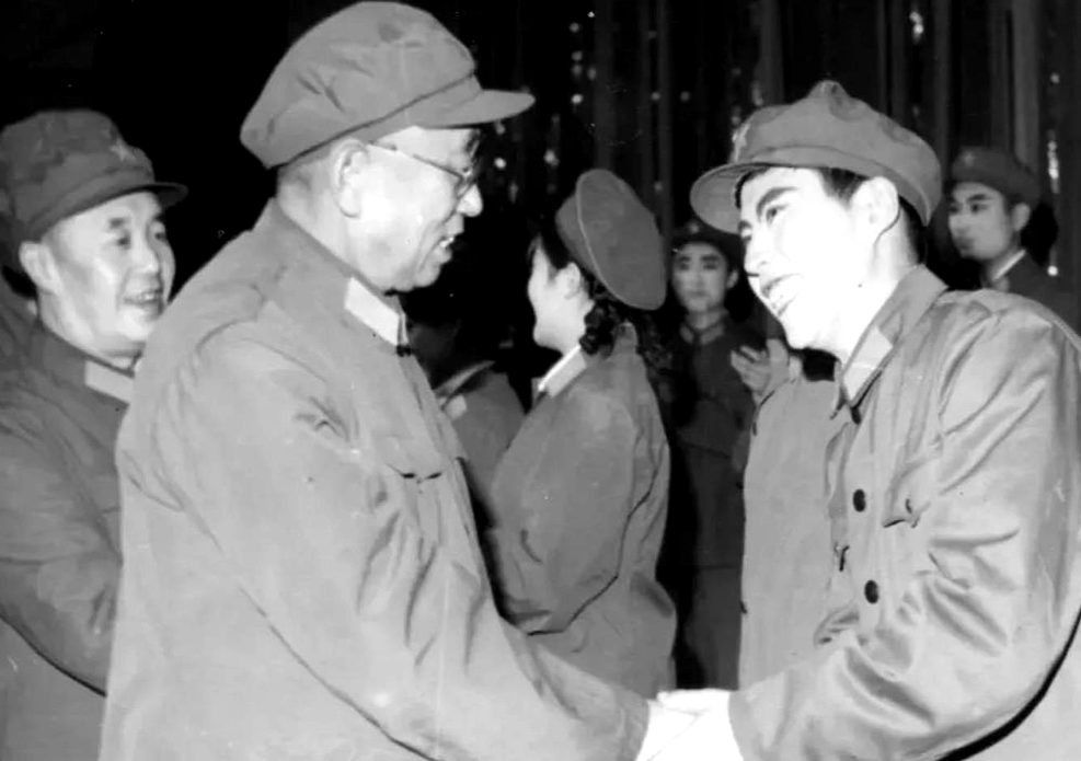 某年，海军副司令周希汉中将前往广州养病，恰逢某首长南下视察。秘书提出：“周司令，