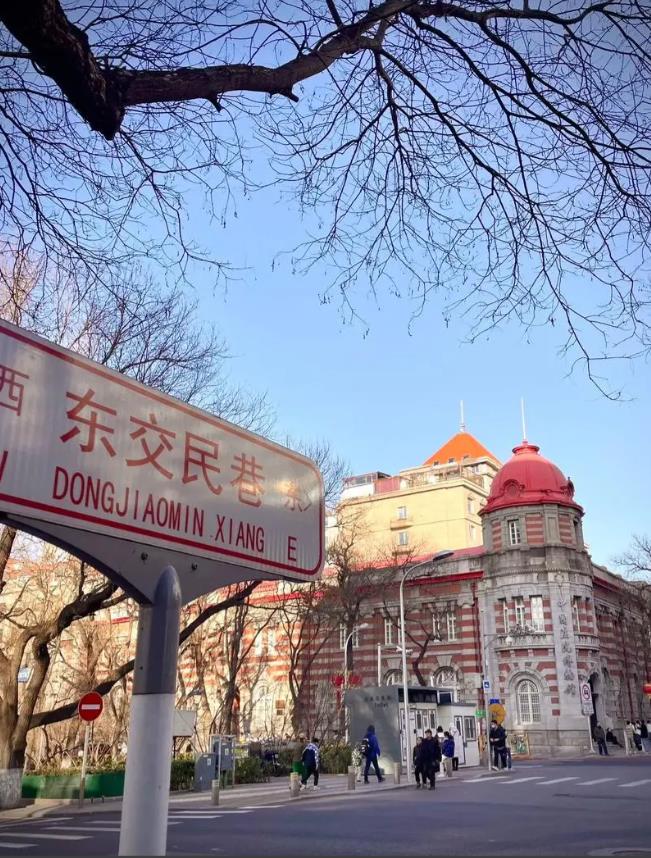 1950年，中央政府决定收回东交民巷，但以美英两国为首的洋人对此不屑一顾，毛主席