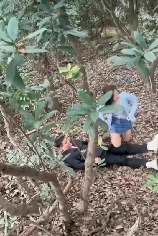 公园里的，一道风景线。
出去开个房不行吗，非要玩那么刺激