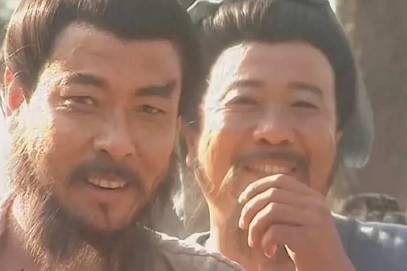 《水浒传》“智取生辰纲”一节有几处不明白。

第一，杨志领着十五个军人在黄泥冈树