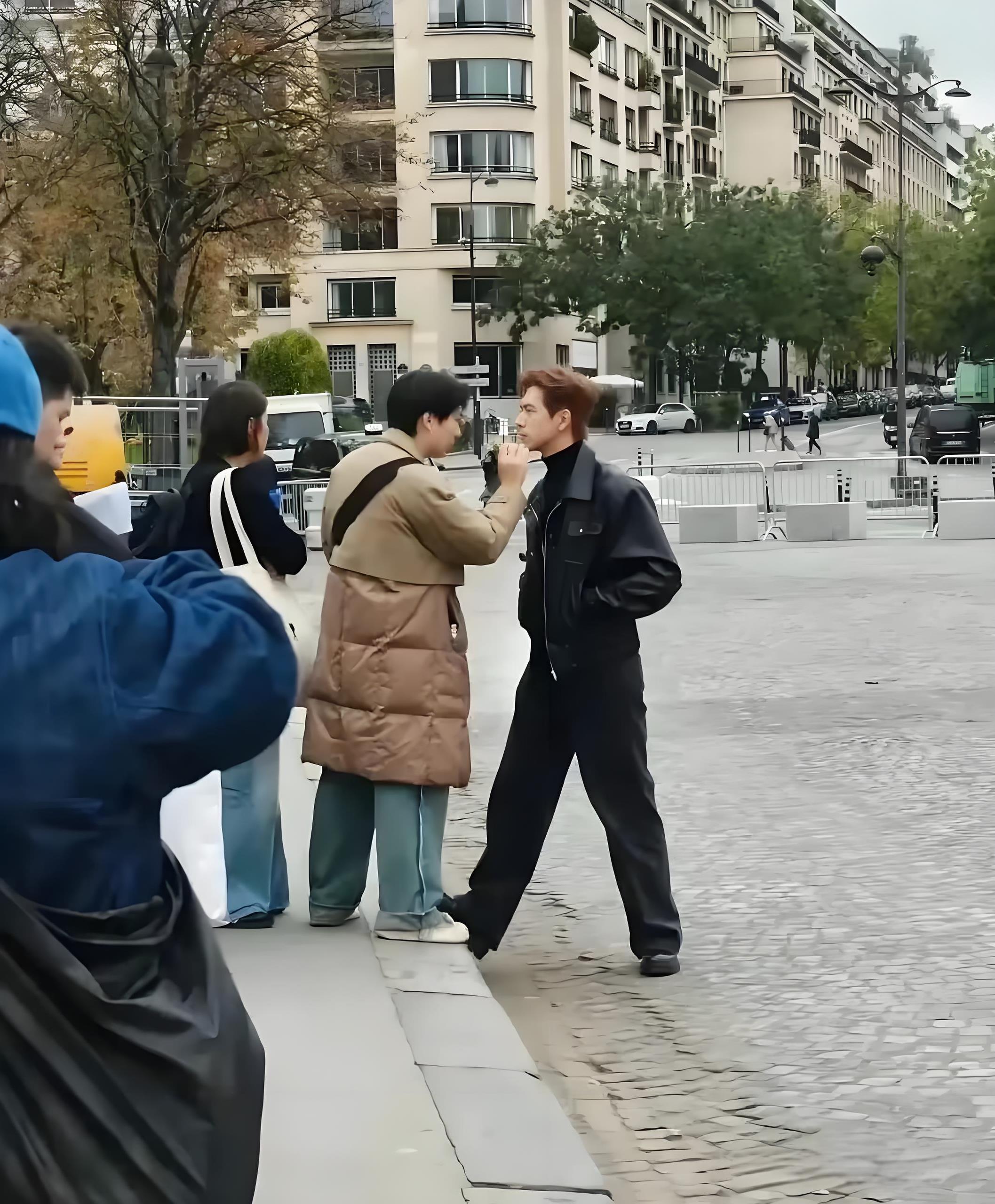 李现竟然在大街上补妆，真的好帅气啊！这大个子也是高，化妆师都站在台阶上了，李现是
