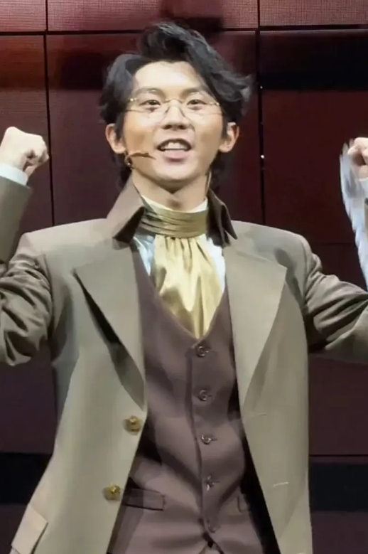 马嘉祺明明才20岁左右，看上去咋这么显老？