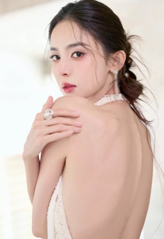 古力娜扎轻盈飘逸
