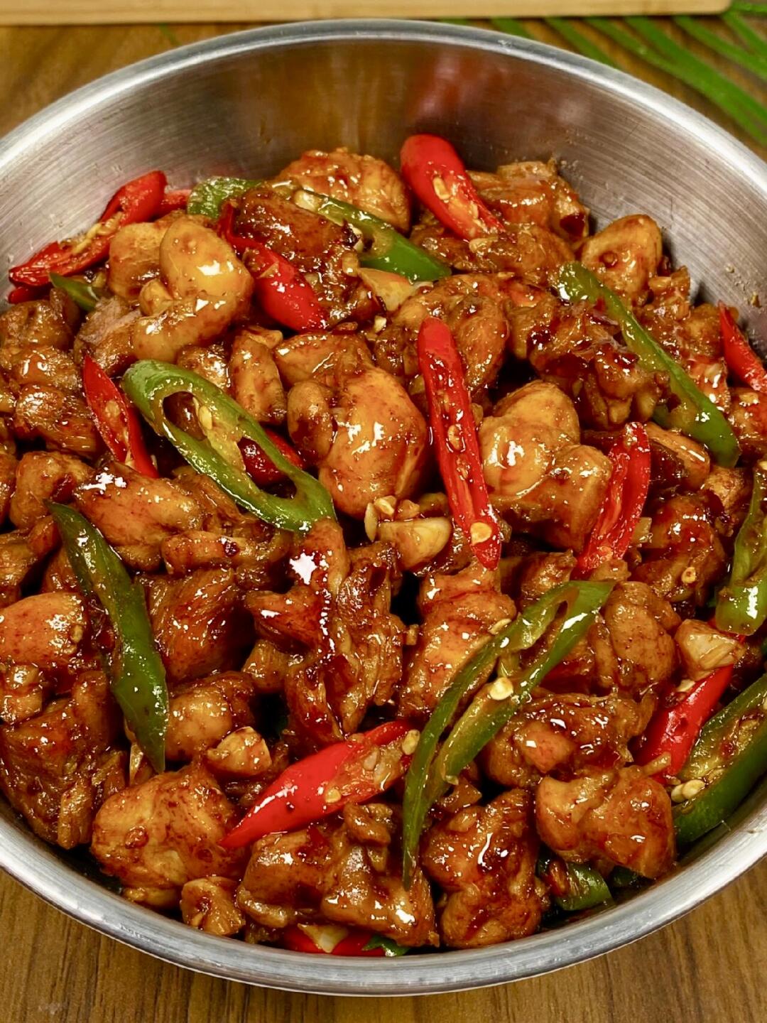 鸡肉被炒得焦嫩焦嫩的，一口下去，先是双椒的香辣在舌尖爆开，接着是鸡肉的鲜嫩多汁，