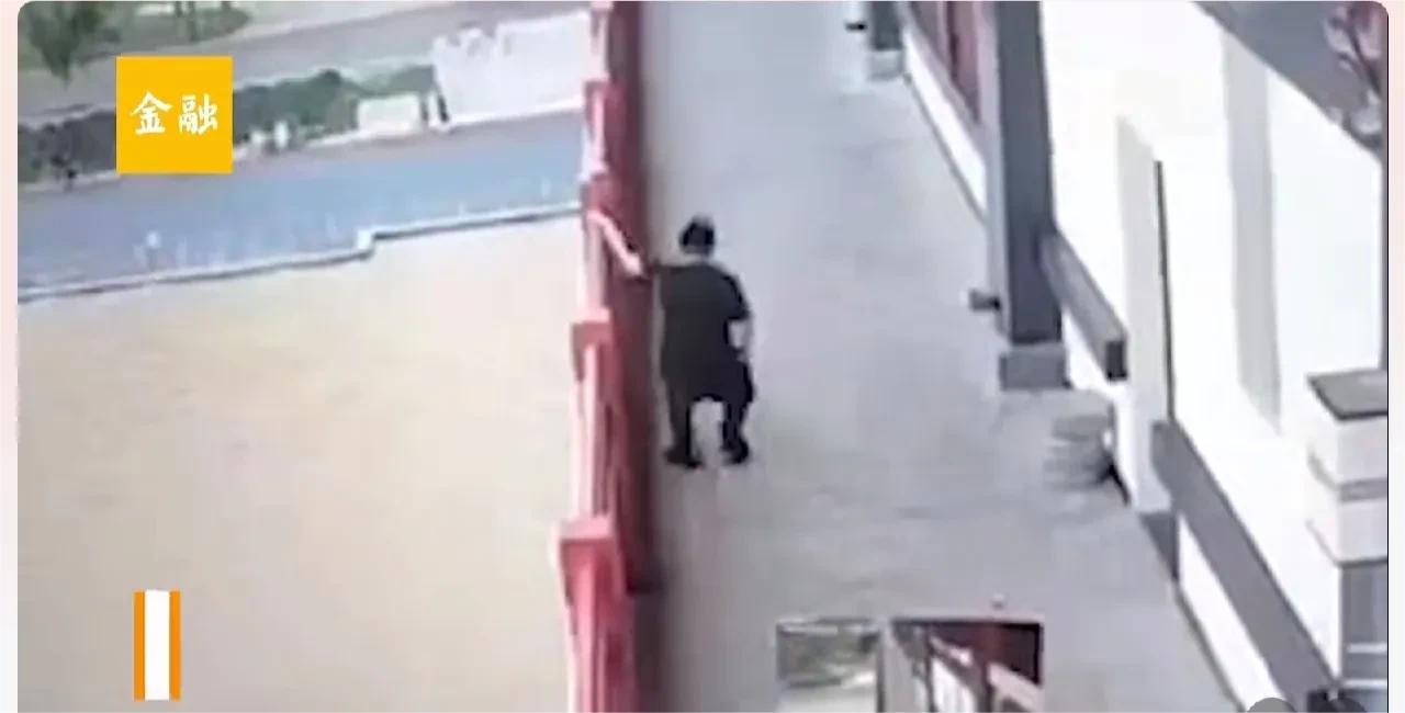 这到底是发生了什么？让一个男人毫不犹豫的跳河自尽了。是因为感情遇到了挫折，还是生