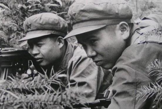 在1979年，何源海在战斗中不幸遭弹击，“壮烈牺牲”，并因此被追授一等功，然而，