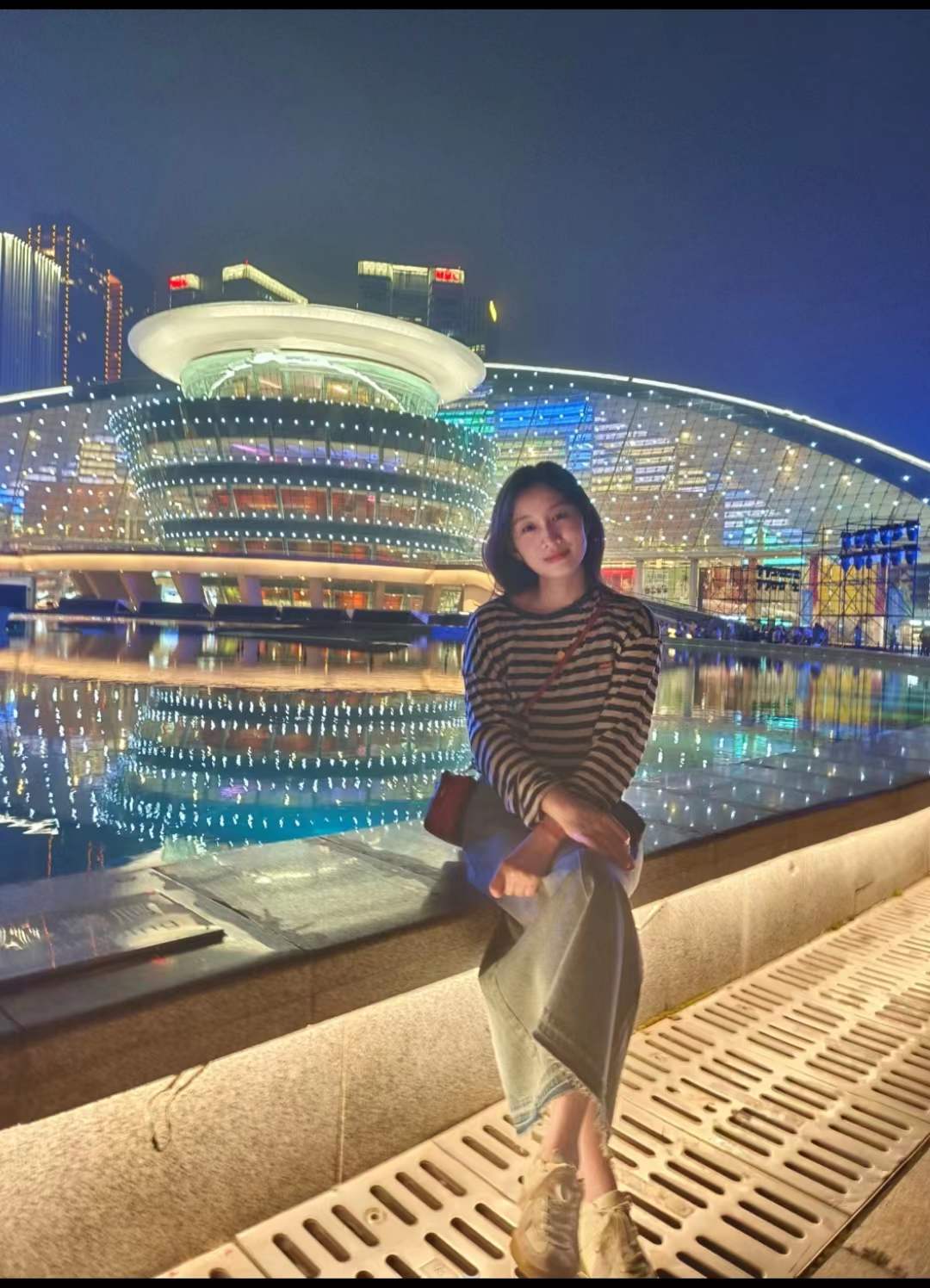 我有一个大学女同学，她现在已经38岁了，独自居住在杭州。她非常漂亮，但一直都是单