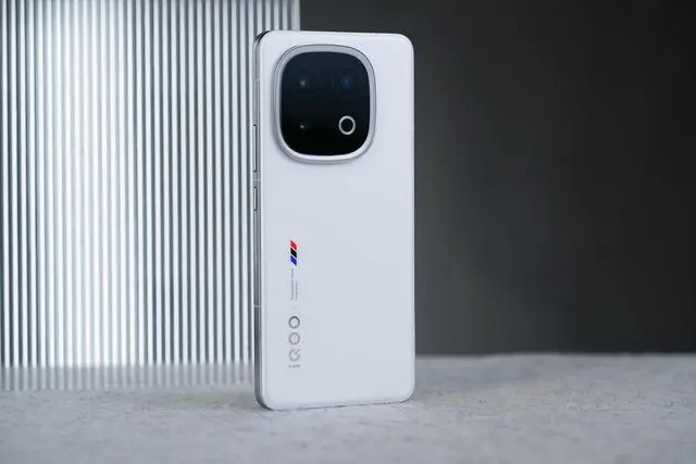 IQOO开始发力，骁龙8至尊双芯+6150mAh+IP69+无限稳帧，仅3641元