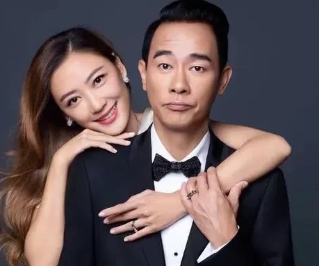 主持人问陈小春:“你每个月的零花钱是多少？” 陈小春垂头丧气地回答说:“别说零花