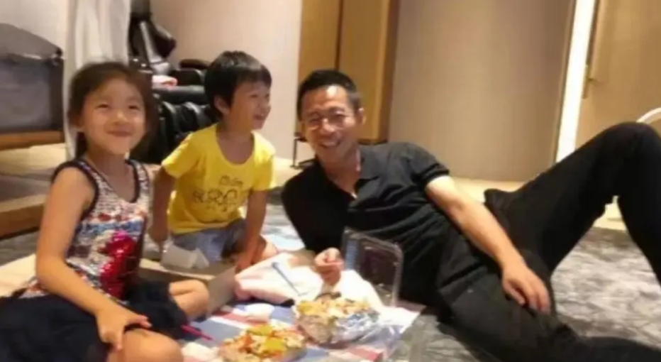 这两个孩子真是太可怜了吧！

还未长大成人，就这么眼睁睁的在身边看着妈妈离世了，