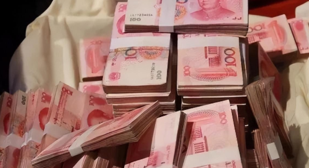 2021年，河南，男子花费59万元买下法拍房，三年后因装修更换吊灯，无意发现夹层