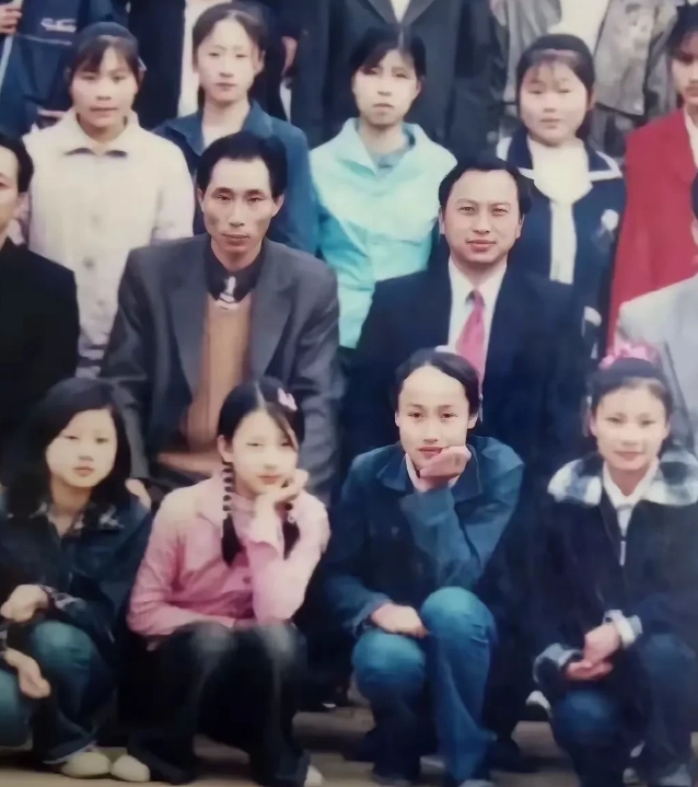 学生时代，方媛美得耀眼，人群中一眼就能认出。她从小就是个美人胚子，颜值超群，仿佛