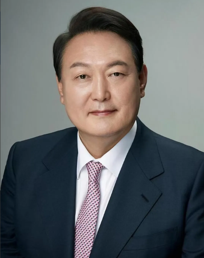 太强硬了！
韩国刚刚传来新消息！
12月23日，韩国宪法法院表示，总统尹锡悦躲着