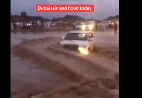 迪拜被水淹了
据迪拜当地媒体报道，因为暴风雨袭击，迪拜陷入了洪涝灾害之中。报道说