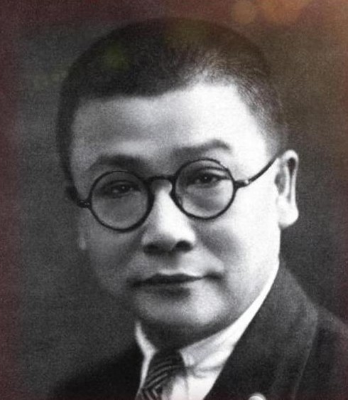 1955年，授衔仪式前夕，毛主席仔细查看即将公布的上将名单，意外发现缺少了李克农