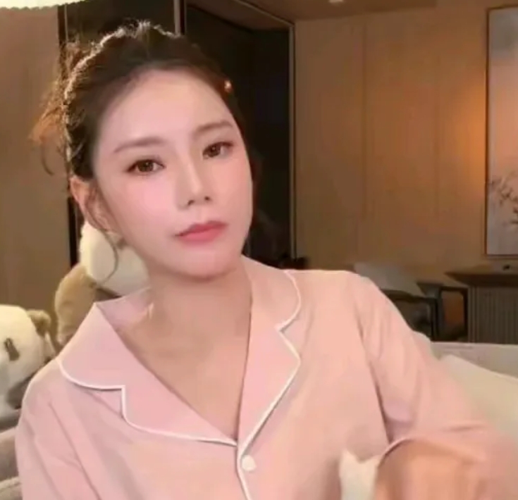 马小梅这两天似乎承受着巨大压力，媒体网友，黑粉们把矛头对准了汪小菲和马小梅，有指