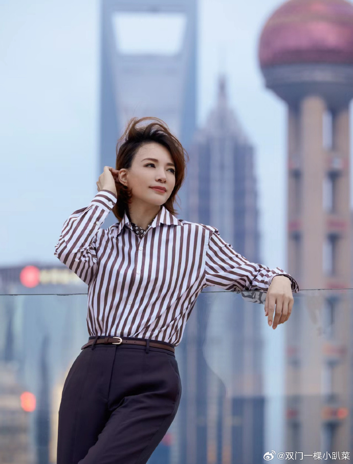 人红是非多，央视主持人也不例外。近日，上海一摄影师晒出董卿在2020的照片，并配