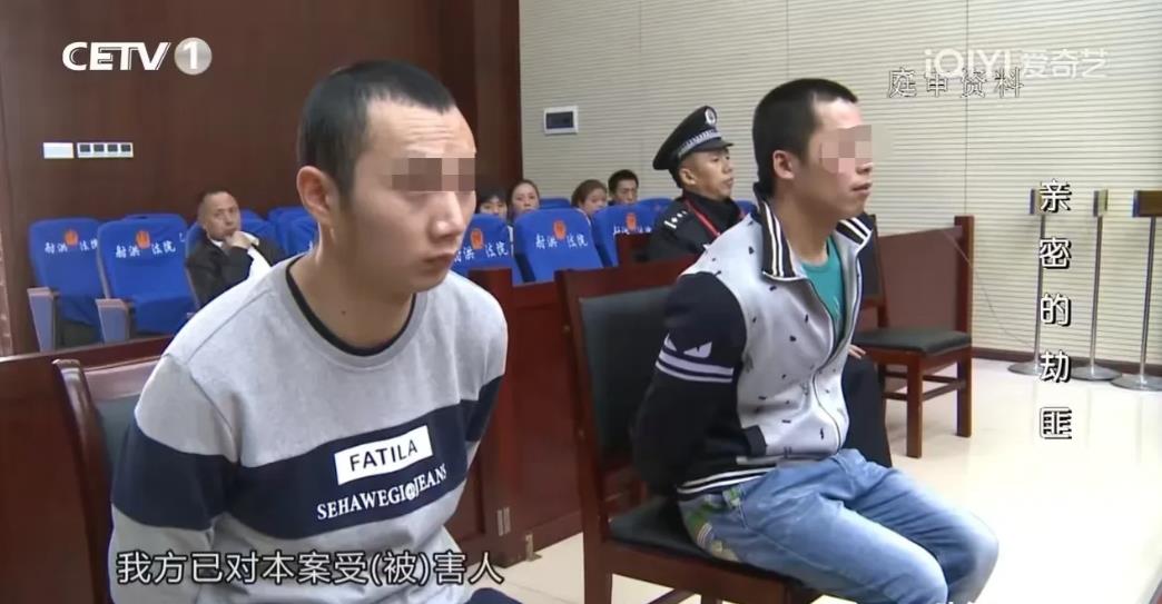 四川射洪，男子和女子相恋3年后，女子闹分手。男子因欠朋友4000块钱还不上，便约