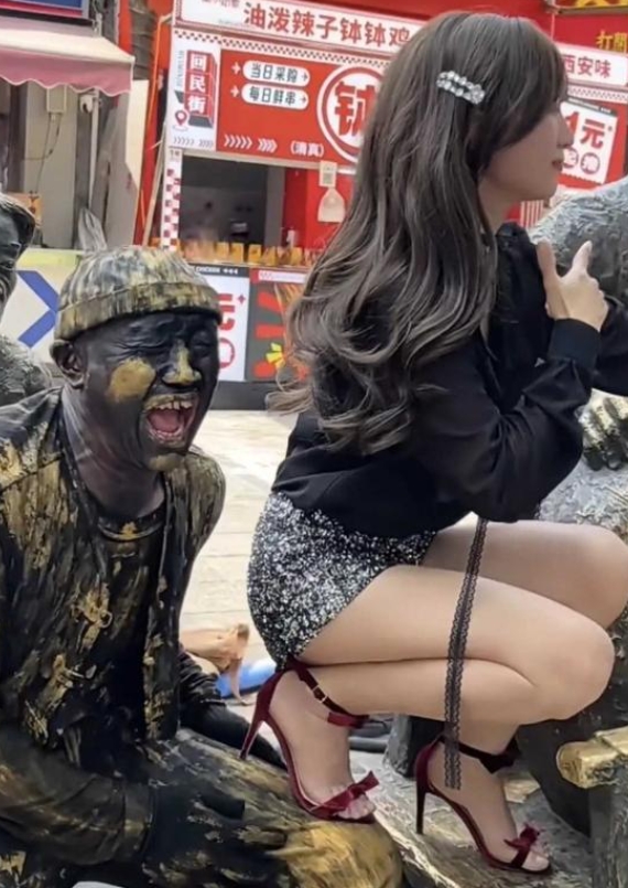 这不是把雕像不当人看吗？