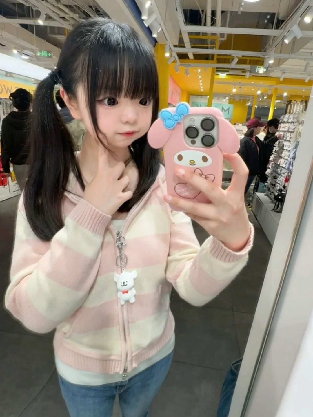 上大学后反而很少穿裙子(Ｔ▽Ｔ)
我得买一些可以在学校穿的衣服了
打开衣柜五颜六