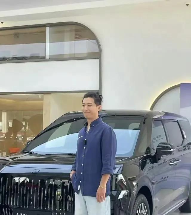 窦骁换造型了，把后面的头发都扎起来了，应该是在看车吧，一直觉得他眼光很不错，不管