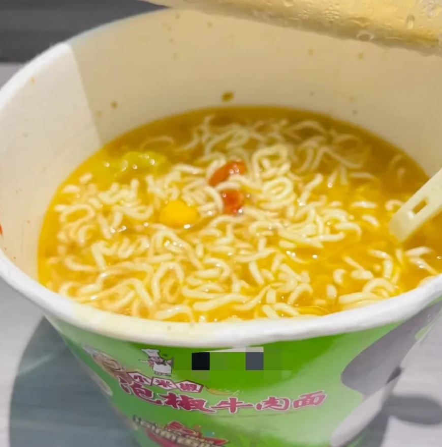 第一次知道泡面还有地区差异。

中午忙过了头，就简单整了碗泡面垫个肚子。四川的同