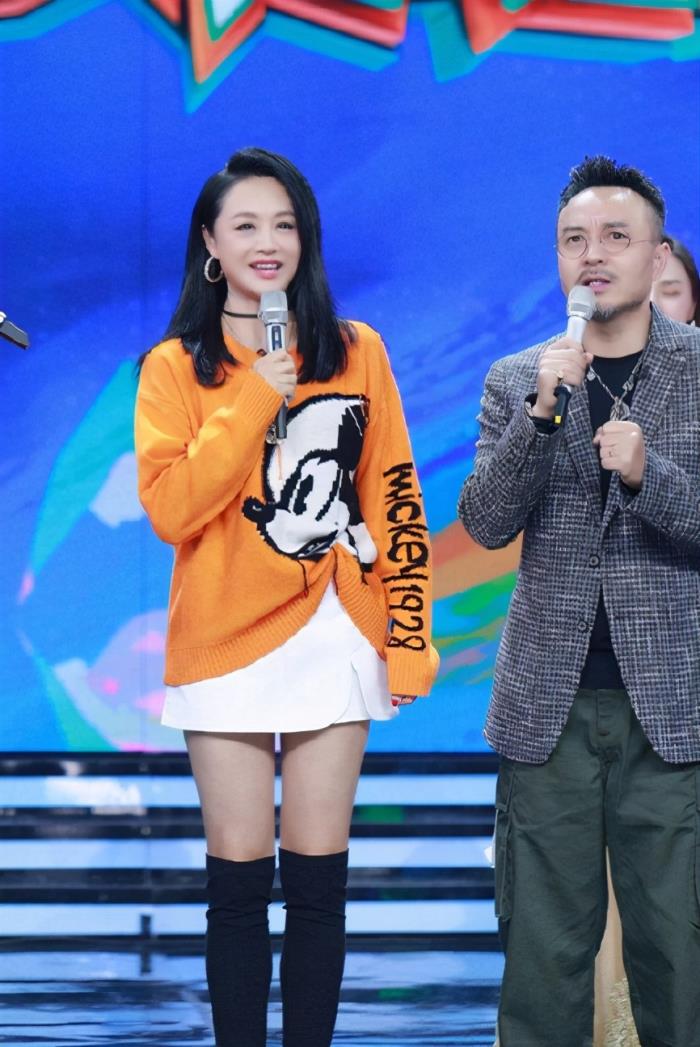 看左边是谁？当年红得发紫，如今默默无闻了。不夸张的说她在90年代名气远超周涛，谁