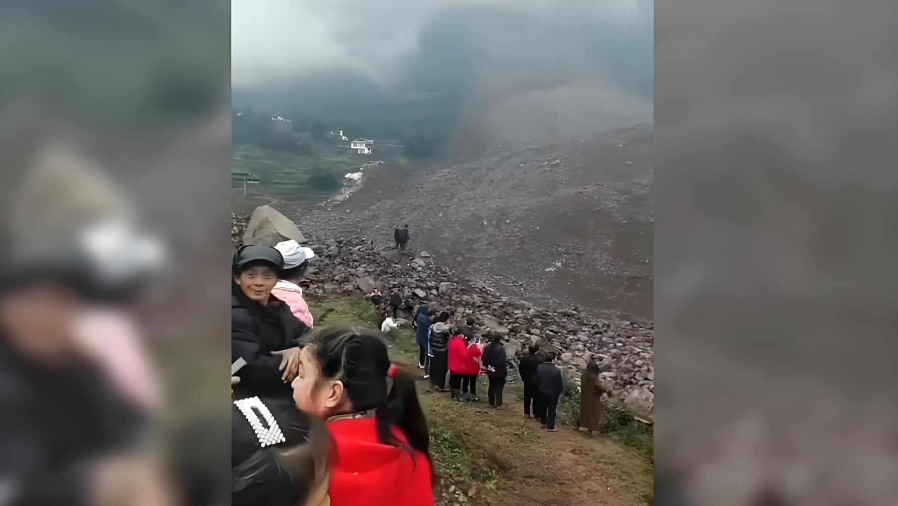 揪心！宜宾突发山体滑坡，十多家房屋被埋，幸存者：整片山翻了下来，二三十人没了