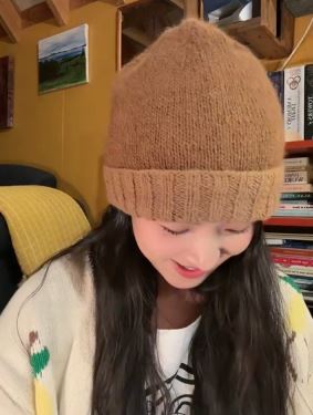 卢昱晓这张脸真的挺无解的！
卢昱晓直播，一顶毛线帽，长长的头发，看起来很随意，又