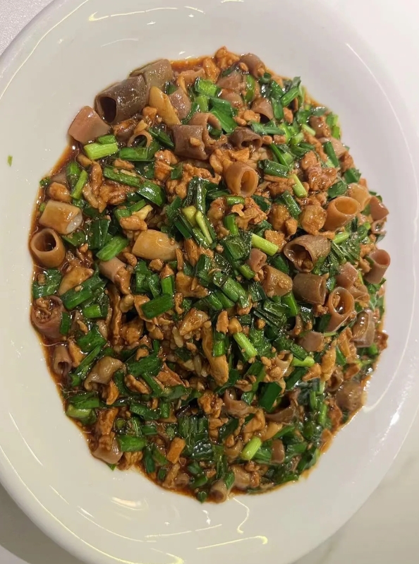 真是太恶心了。
中午本来要在姑姐家吃饺子的，
我在和面，姑姐调饺子馅，我不经意一