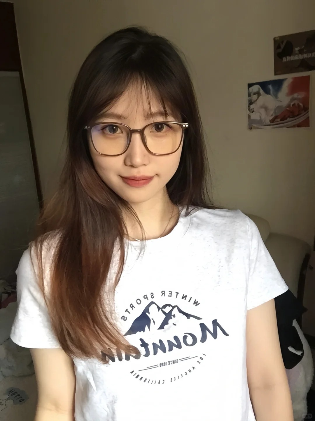 这个眼镜也太显脸小了吧～
平时一直不喜欢戴眼镜
因为觉得戴眼镜不适合我
但是遇到