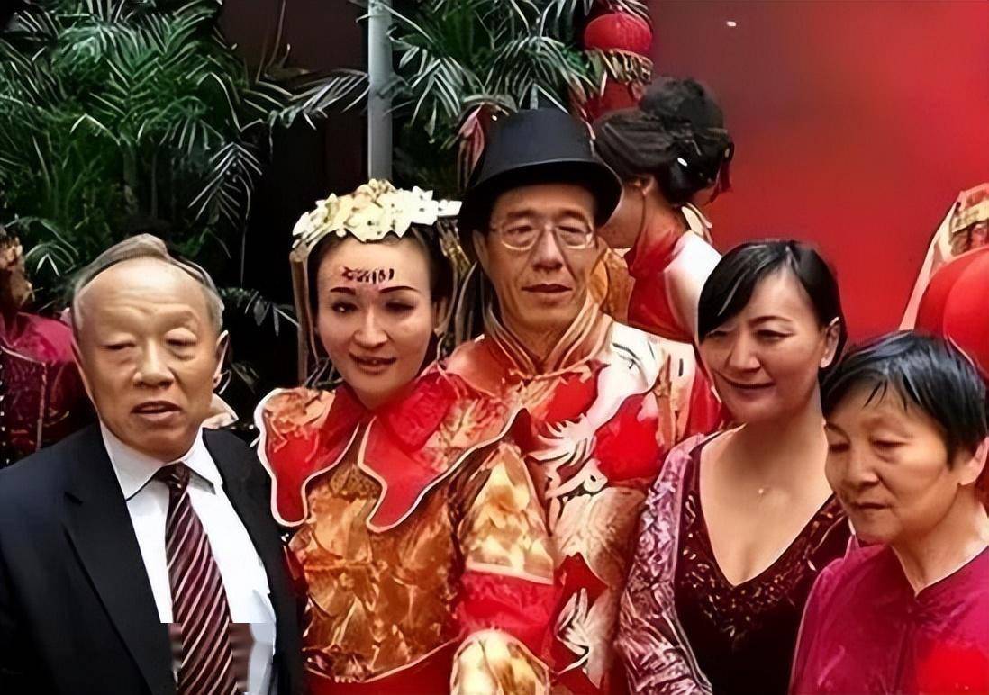 2015年，知名央视女主持曹晴不顾家人反对，义无反顾地嫁给了美国富豪，不料婚后备