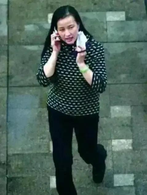 2003年，卓伟拍到了刘晓庆出狱后的首张照片，在当时很轰动。从照片上看刘晓庆保养