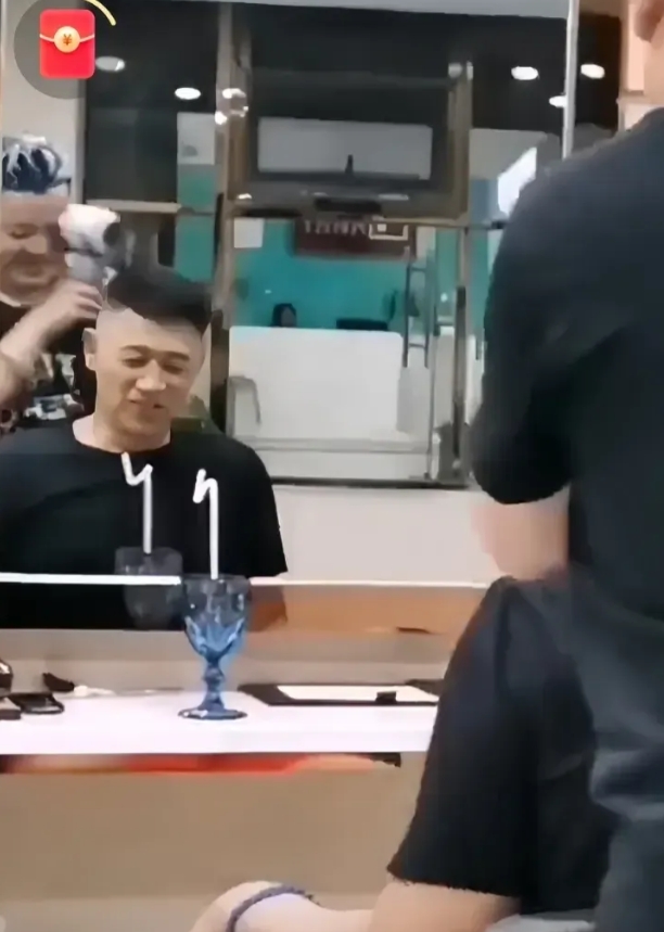 丛珊看到现在的石凉肯定会后悔离婚，石凉真是越老越帅气，越老越儒雅，面容坚毅似雄狮