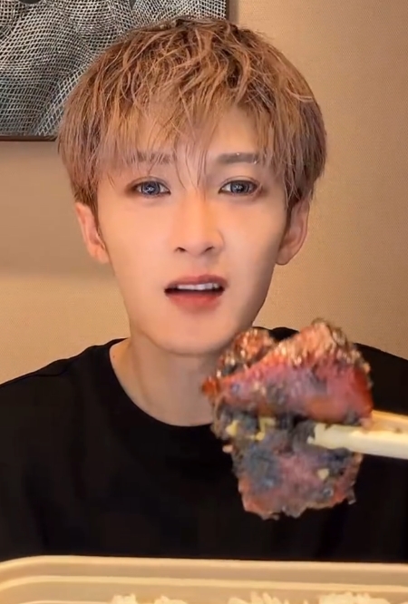 檀健次吃肉粉丝吃菜
