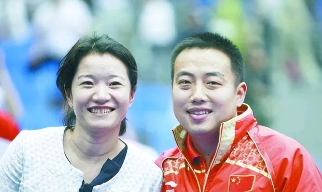 一次，金星问刘国梁:“你和你太太都是优秀的乒乓球运动员，为什么是她放弃事业回归家