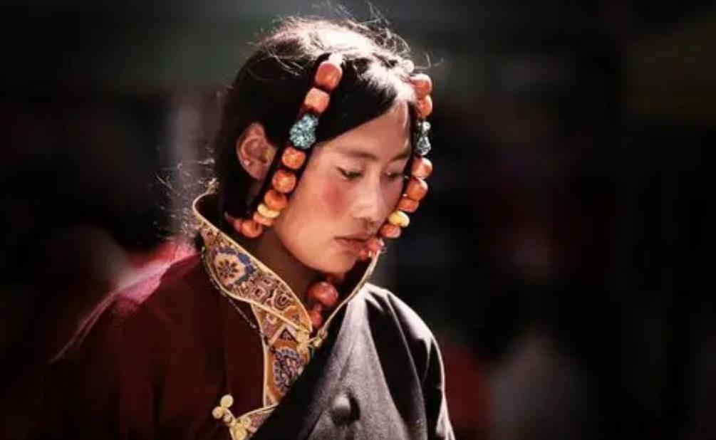 为什么西藏女子很少嫁到内地，本地姑娘说了大实话，确实很尴尬！
麻烦看官老爷们右上