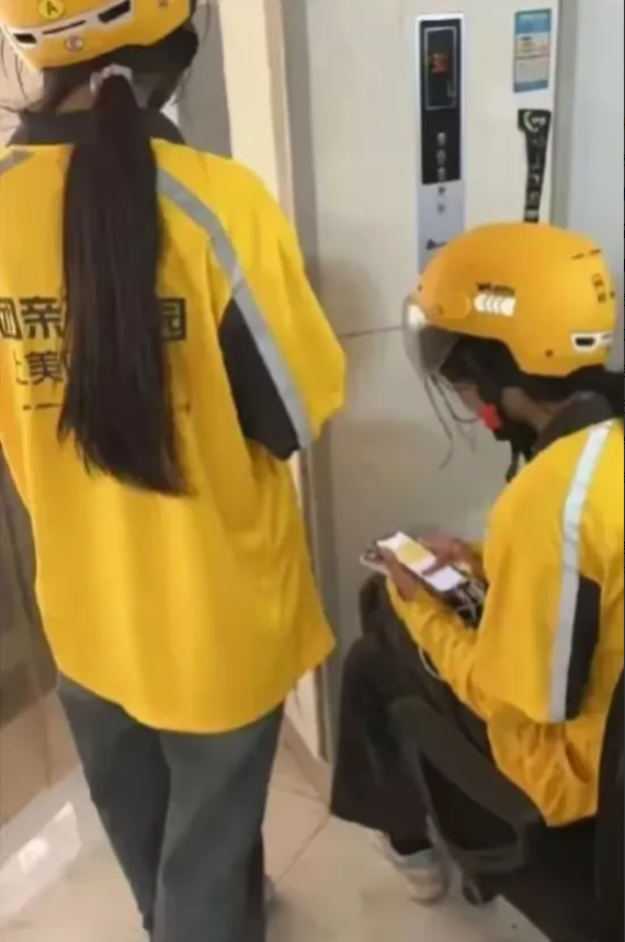 越来越多的女性选择去送外卖了。
问了几个女外卖员，她们大多都是30岁左右的家庭主