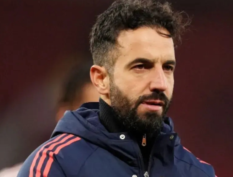 脸都不要了！曼联为了节省开支，此后不再向员工提供“大锅饭”。哪怕是教练和分析师，