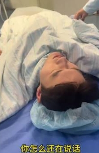 男子全麻手术后躺在病床上，嘴中仍“念念有词”的忘我教学。

濮子楠称，清醒后看到