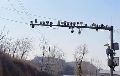 山西垣曲县一道路立杆密集安装摄像头，用于监控、抓拍等，非过度抓拍违章