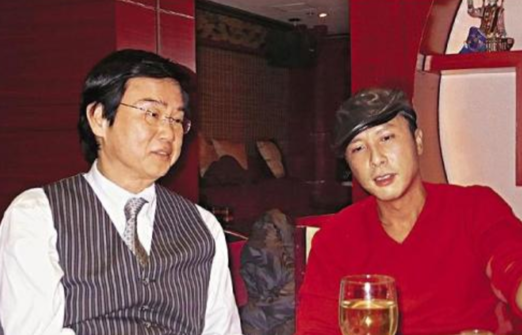 2008年，黄百鸣筹拍《叶问》时，邀请李连杰出演，没想到李连杰开价1亿，还说是友
