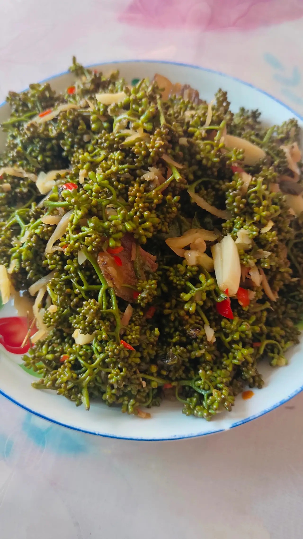 朋友们，去云南旅游在一家小饭店吃饭，点了一个素菜竟然要68元，不过味道还不错，就