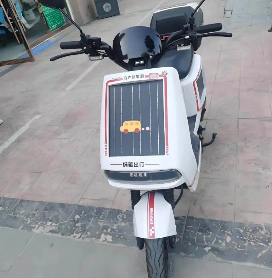 今天在大街竟然看到了这样的车，太阳板发电看着挺好，就是不知道晒这一天能跑多少路?