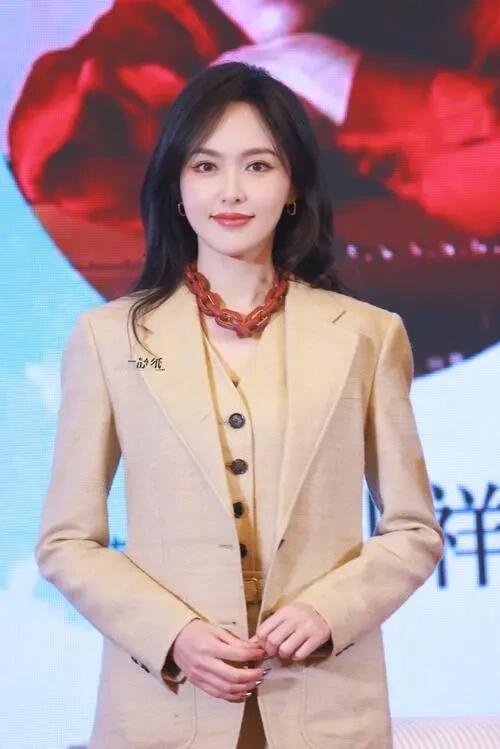 明艳动人的唐嫣，是多少人心中的白月光