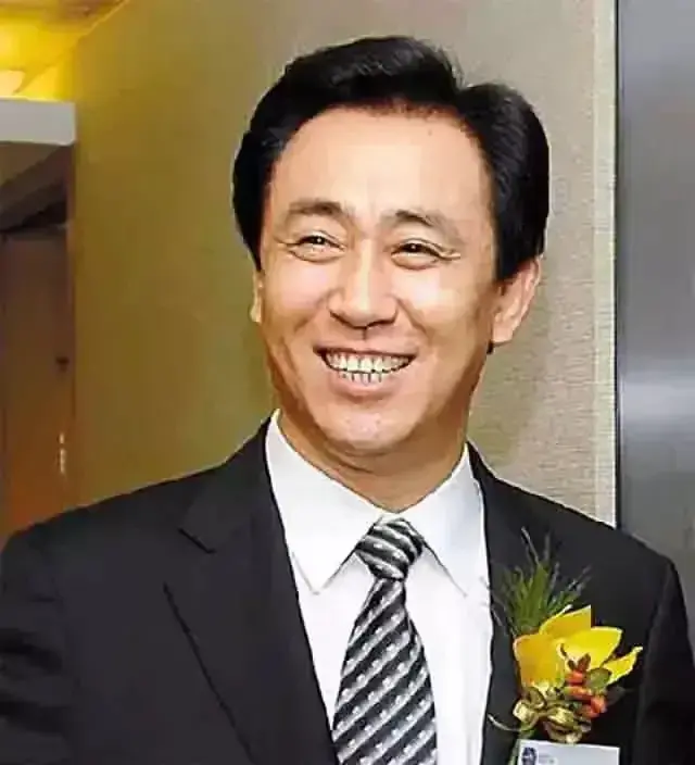 高高举起，轻轻放下，这可能就是最终对许家印的处理结果了。深夜突发官方对许家印的处