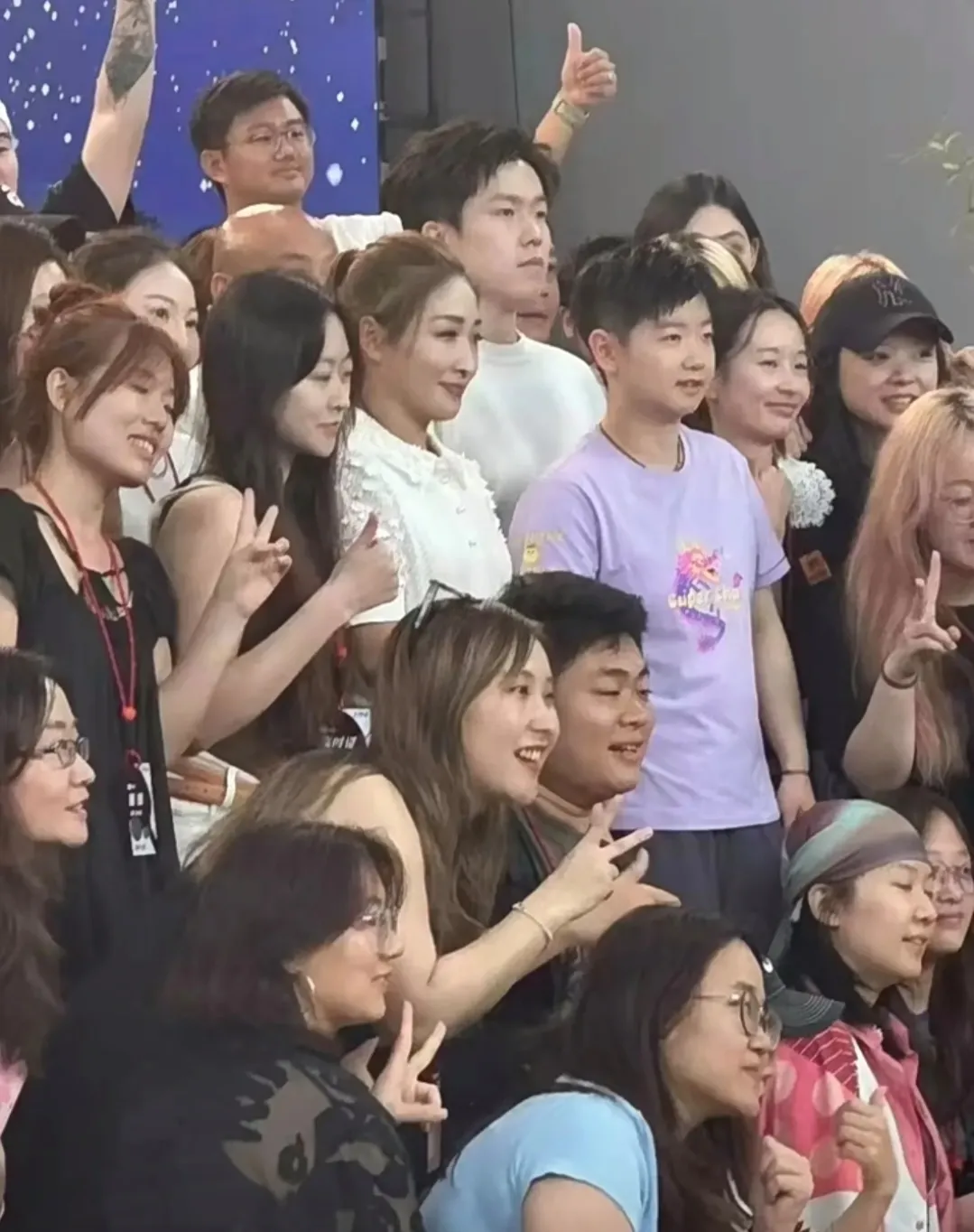 这张合影真是太棒了，莎莎背后坚定地站着大头。只要他一回头，就能看到她。
无论是作