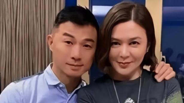62岁关之琳与小鲜肉依偎在一起，女神容光焕发一脸娇媚，差几十岁却像同龄人